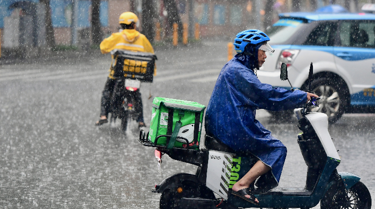 深圳暴雨預(yù)警生效！廣東多地發(fā)布暴雨紅色預(yù)警！部分列車停運(yùn)