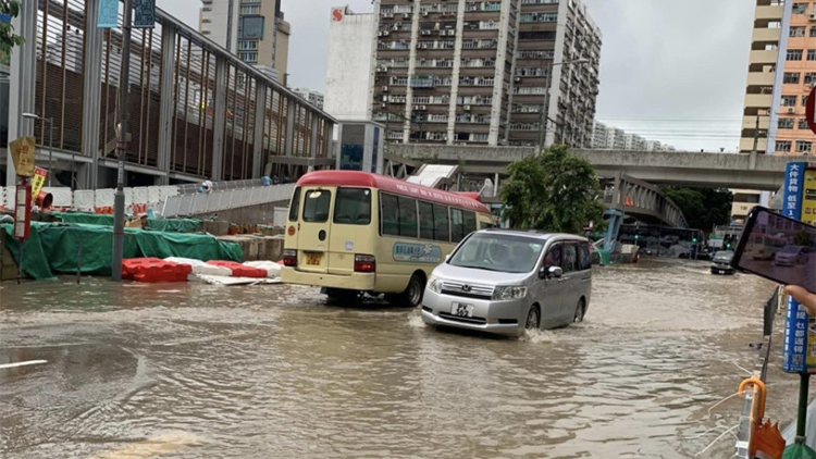 運(yùn)輸署：路面積水 觀塘道下行車道往油塘旺角方向全線封閉