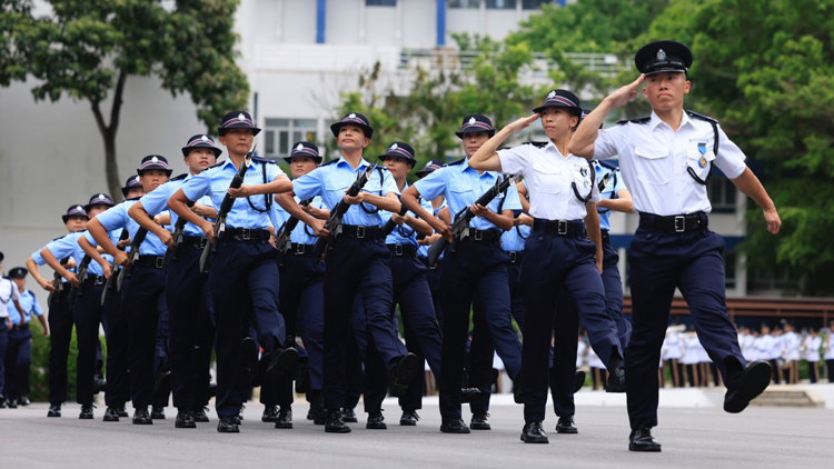 鄭雁雄出席警察結(jié)業(yè)會(huì)操 首次由中聯(lián)辦主任擔(dān)任檢閱官