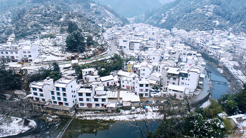 皖黃山區(qū)：飛雪靚黃山 民宿暖如春