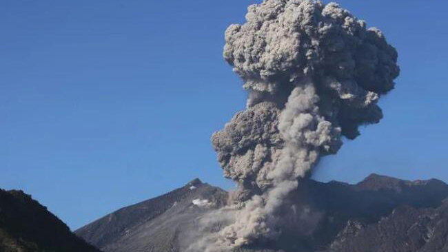 日本鹿兒島縣一座火山頻繁噴發(fā) 煙柱高達(dá)700米