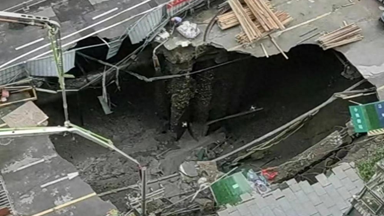 成都在建地鐵13號(hào)線錦里西路附近路面坍塌，無(wú)人員傷亡報(bào)告