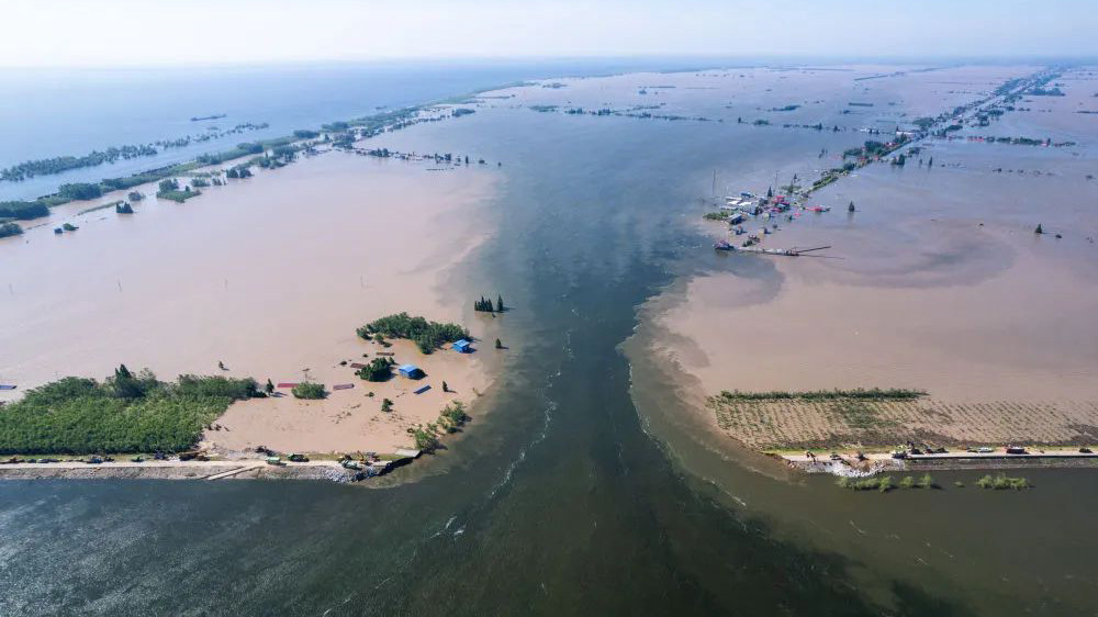 湖南華容洞庭湖決堤現場：決口內外水位齊平 正在堵口