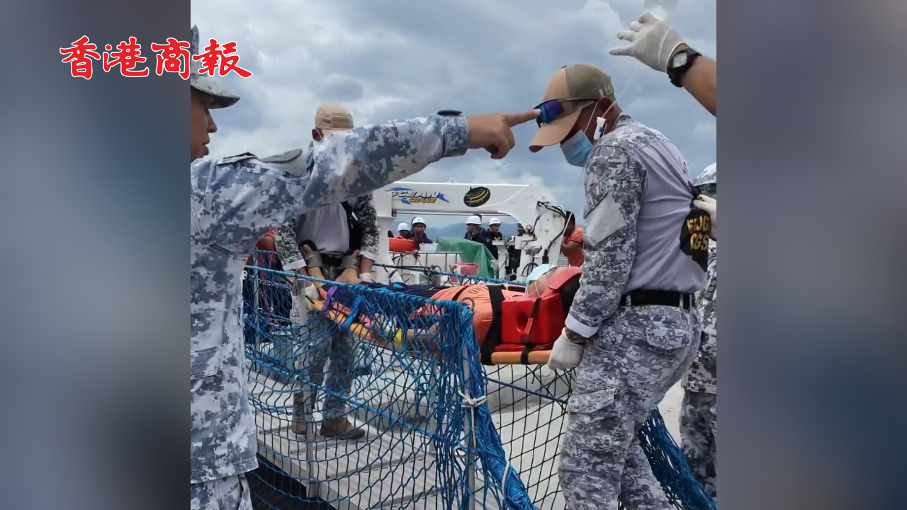 有片丨撤離中國仙賓礁潟湖的菲海警船靠岸 菲媒：4人被擔架抬下船