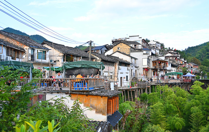 「雲(yún)端村落」木梨硔一房難求 皖休寧村游熱火