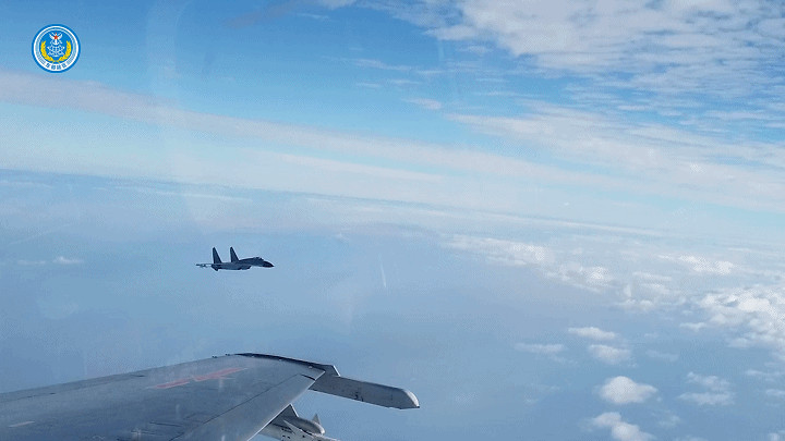 戰鷹瞰臺！東部戰區空軍多型戰機與寶島臺灣中央山脈同框